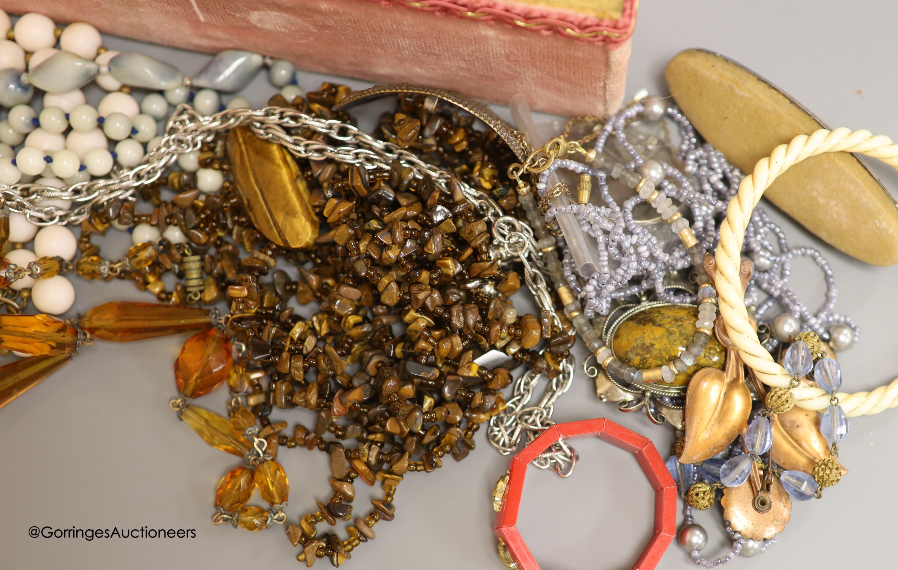 A quantity of assorted costume jewellery.
